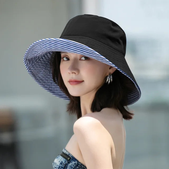 Chapeau seau réversible rayé noir/marine femme, protection anti-UV élégante pour l'été.