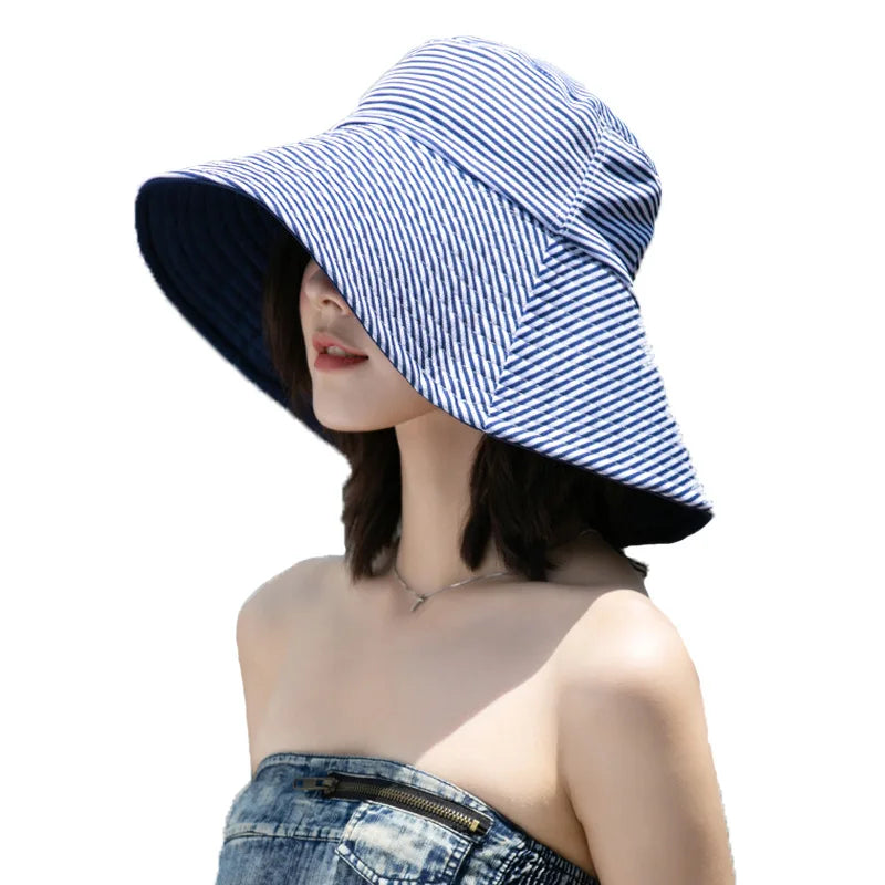 Accessoire de mode femme: chapeau seau réversible rayé noir/marine, idéal pour l'été et une protection solaire anti-UV.