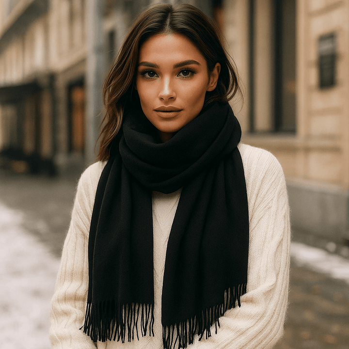 Écharpe cachemire pour femme, un accessoire chaud et doux, indispensable pour affronter l'hiver.