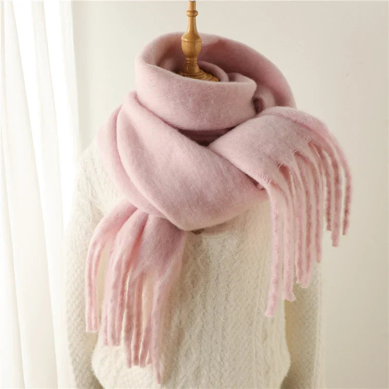 Tendance hivernale : écharpe douce pour femme, avec gros pompons, très chaude et mode.