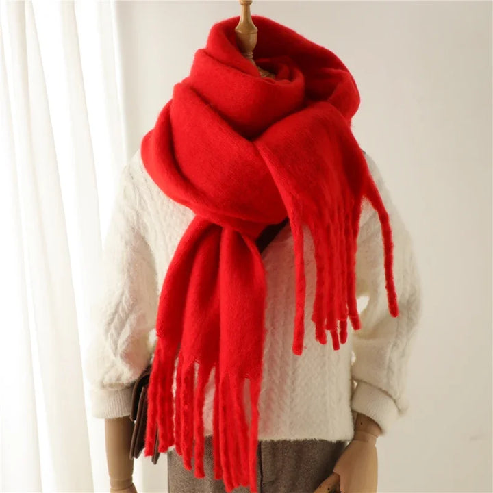 Écharpe femme élégante pour l'hiver, matière douce et chaude, gros pompons distinctifs.