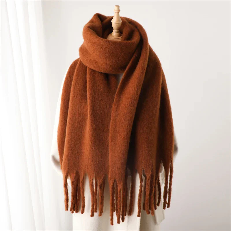 Accessoire d'hiver essentiel : écharpe douce pour dames, pompons chics, confort chaud.