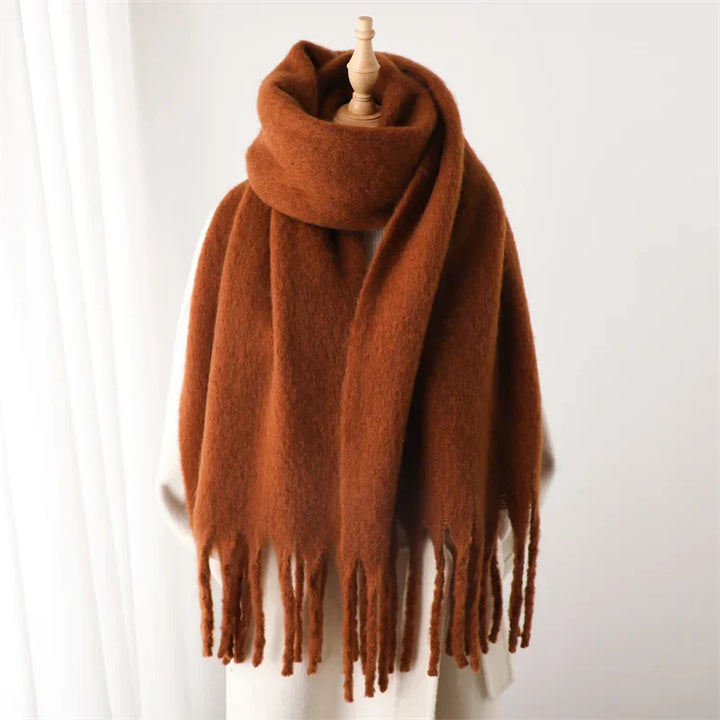 Accessoire d'hiver essentiel : écharpe douce pour dames, pompons chics, confort chaud.