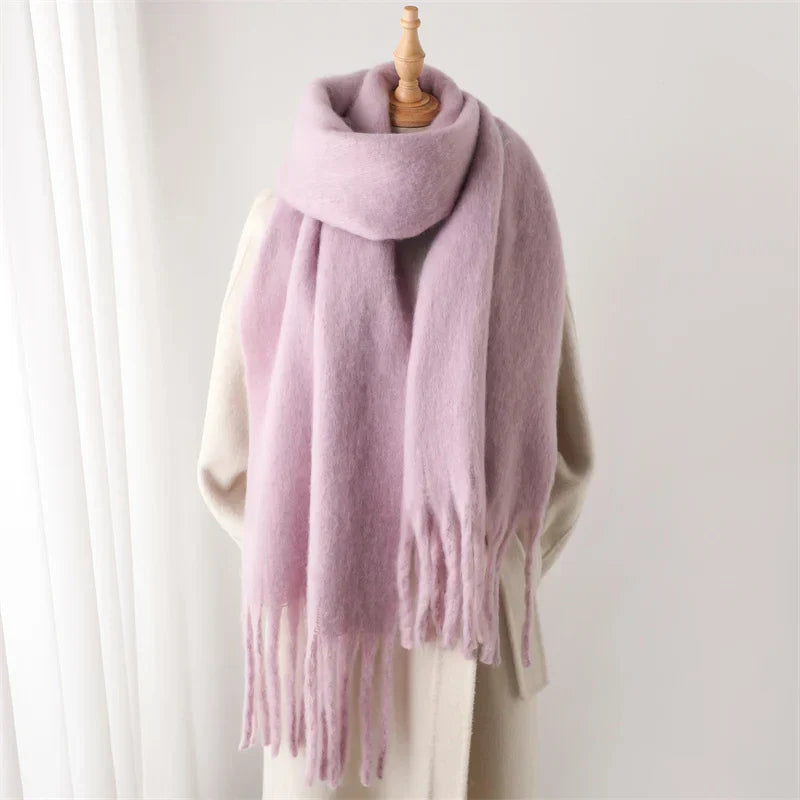 Magnifique écharpe femme, douce et chaude, avec des pompons, parfaite pour l'hiver chic.