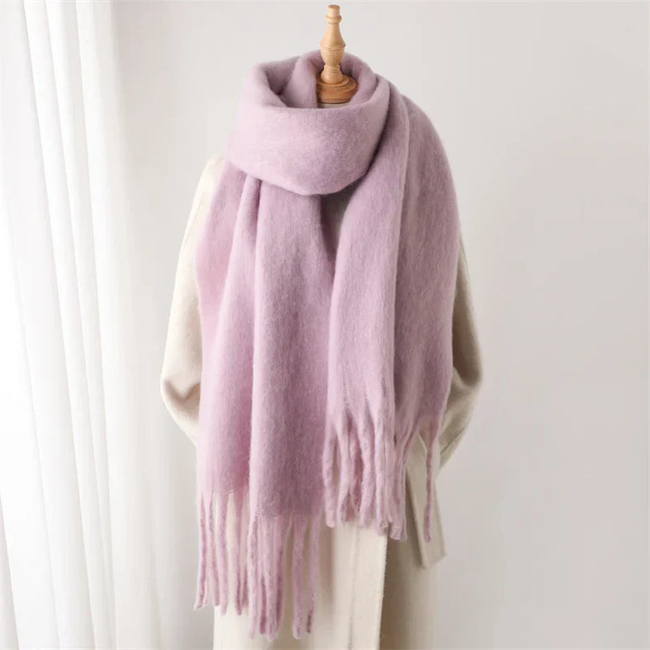 Magnifique écharpe femme, douce et chaude, avec des pompons, parfaite pour l'hiver chic.