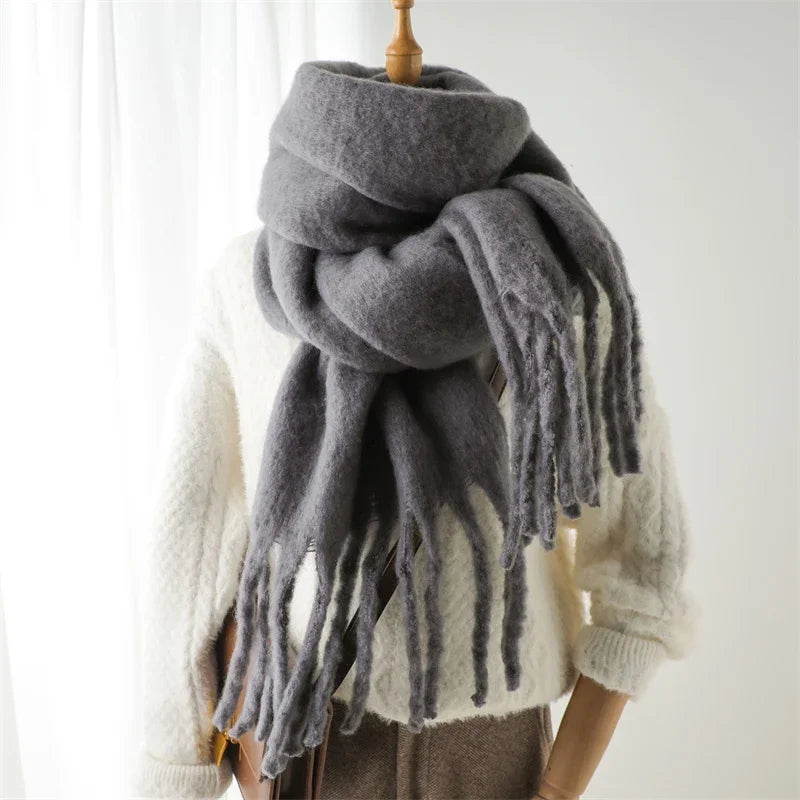 Écharpe femme douce pour le froid, avec des pompons chic, un accessoire chaud et mode.