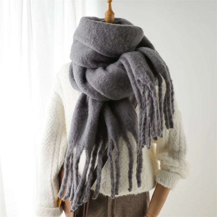Écharpe femme douce pour le froid, avec des pompons chic, un accessoire chaud et mode.