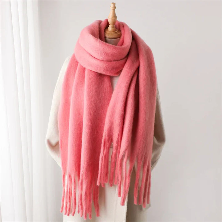 Idée cadeau hiver : écharpe femme douce avec gros pompons, accessoire chaud et chic.