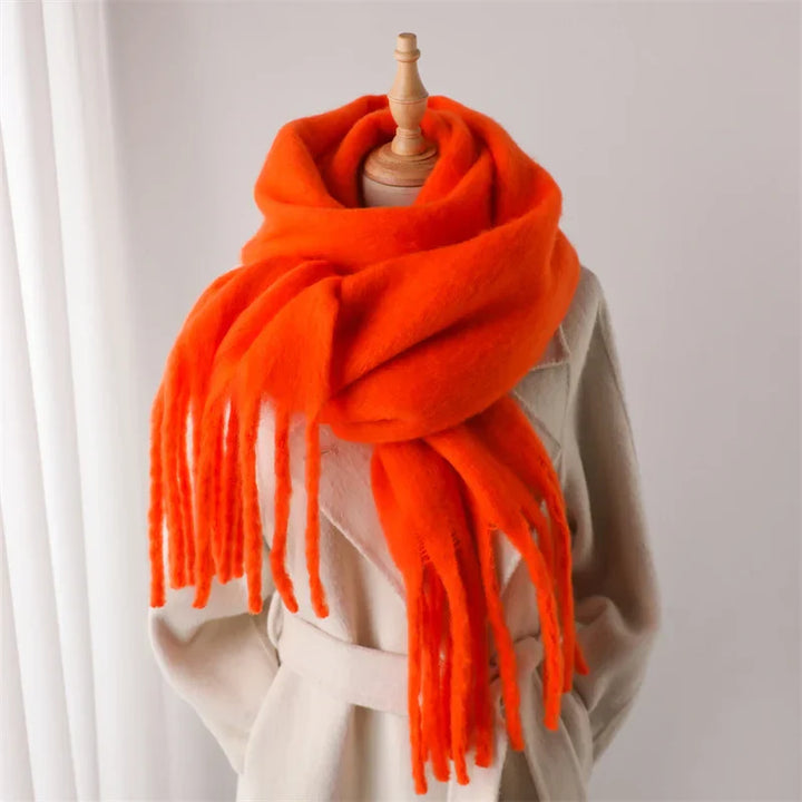 Écharpe élégante pour dames, douce et chaude, avec pompons distinctifs pour l'hiver.
