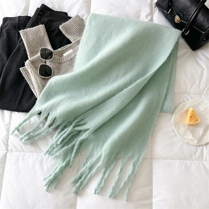 Profitez de l'hiver avec cette écharpe femme douce, chaude et mode, avec pompons.