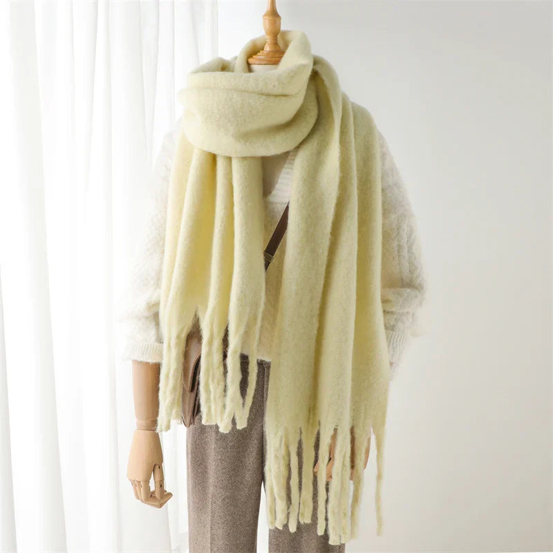 Écharpe femme d'hiver, douce au toucher, chaude et stylée avec ses gros pompons.