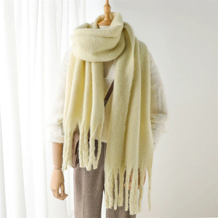 Écharpe femme d'hiver, douce au toucher, chaude et stylée avec ses gros pompons.