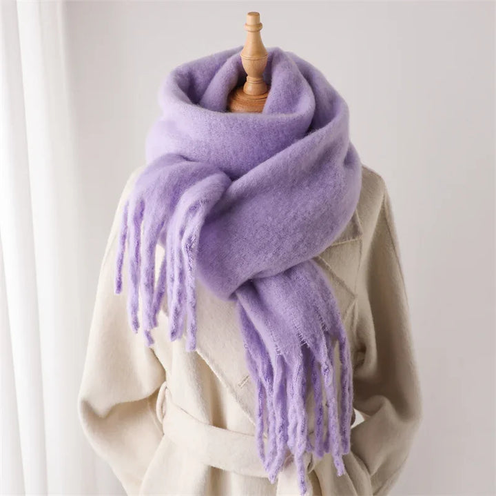 Accessoire mode féminin : écharpe douce d'hiver avec pompons chics, pour un look chaud.