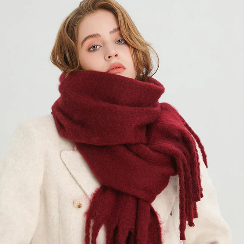 Accessoire hivernal chic : écharpe femme chaude et douce avec pompons élégants.