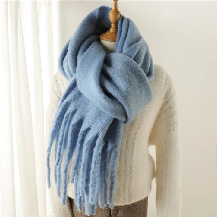 Écharpe douce et chaude pour femme, avec pompons, idéale pour les jours d'hiver frais.