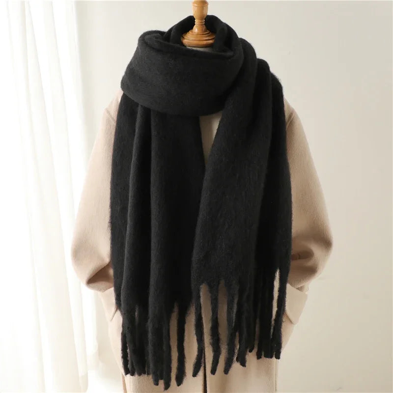 Chic et chaude : écharpe femme d'hiver avec gros pompons, un accessoire doux et mode.