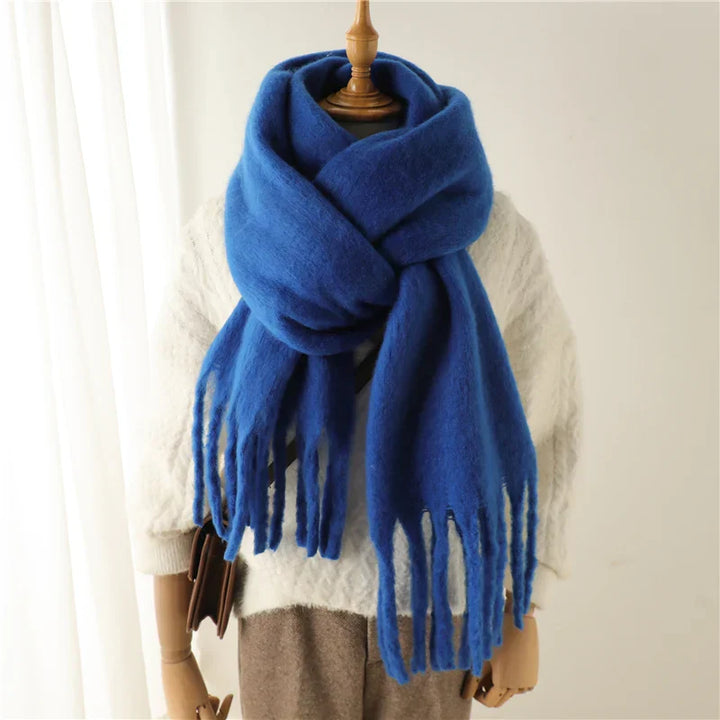 Écharpe hivernale douce pour dames, pompons élégants, accessoire chaud et féminin.