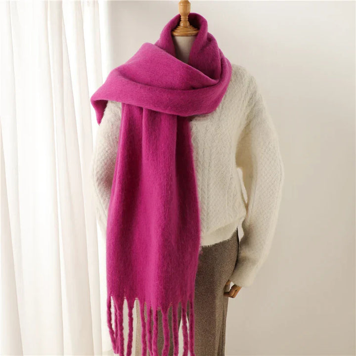 Écharpe femme tendance, douce et chaude, avec des pompons chics, parfaite pour l'hiver.