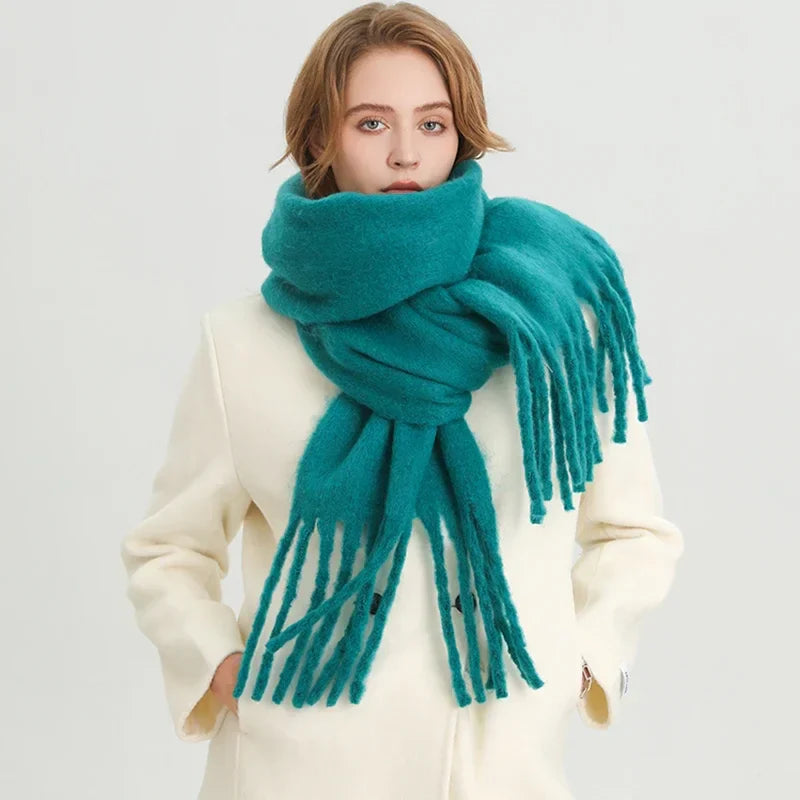 Écharpe douce pour dames, parfaite pour l'hiver, avec pompons tendance et matière chaude.
