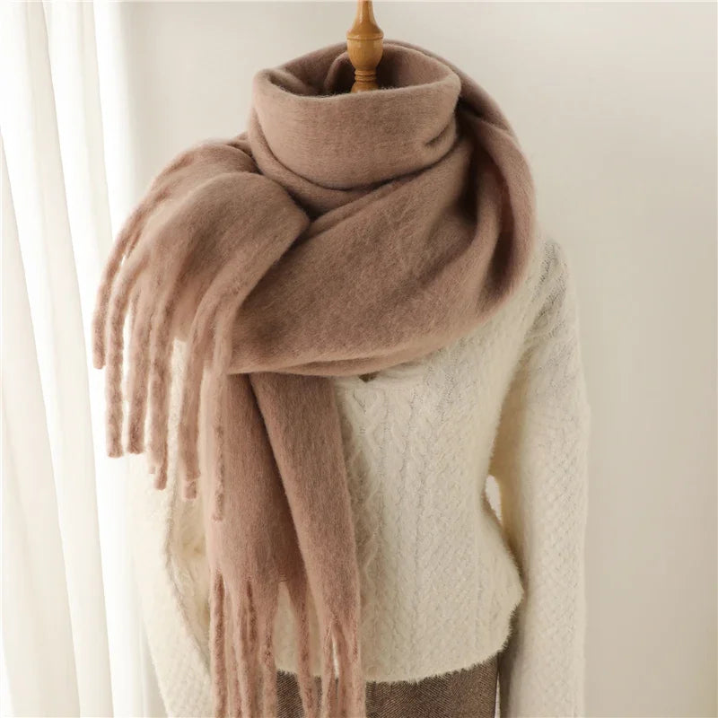 Cadeau idéal : écharpe d'hiver chaude et douce pour femme, avec pompons décoratifs.