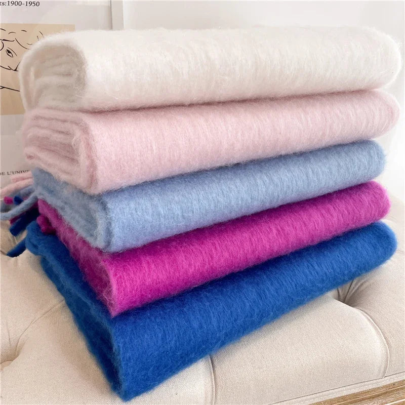 Accessoire mode féminin : écharpe douce d'hiver avec pompons chics, pour rester au chaud.