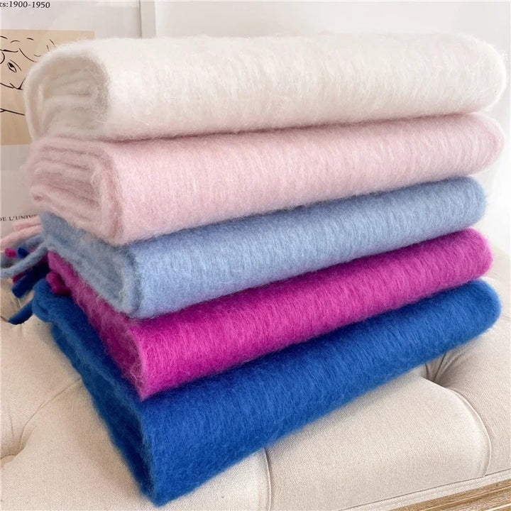 Accessoire mode féminin : écharpe douce d'hiver avec pompons chics, pour rester au chaud.