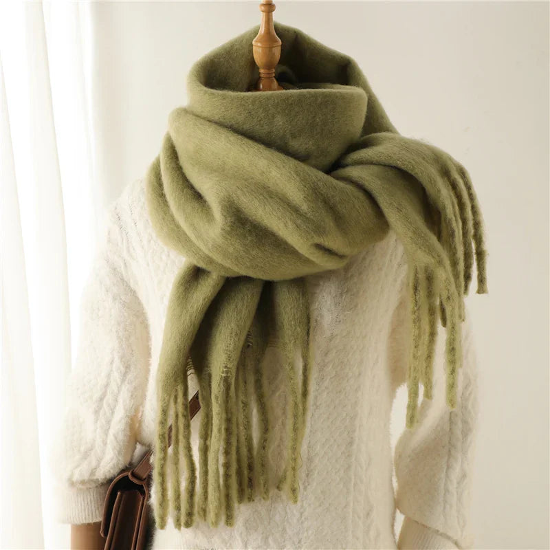 Écharpe chaude et confortable pour femme, avec pompons doux, idéale pour l'hiver mode.