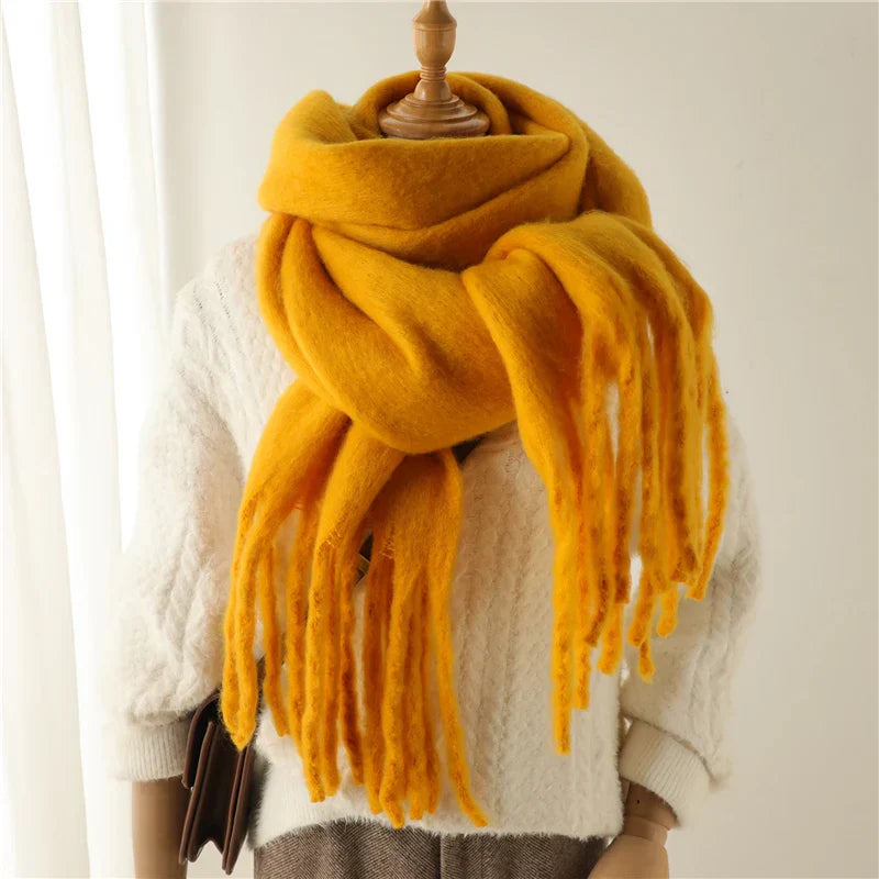 Réchauffez-vous avec cette écharpe femme douce, chaude et chic, dotée de pompons.