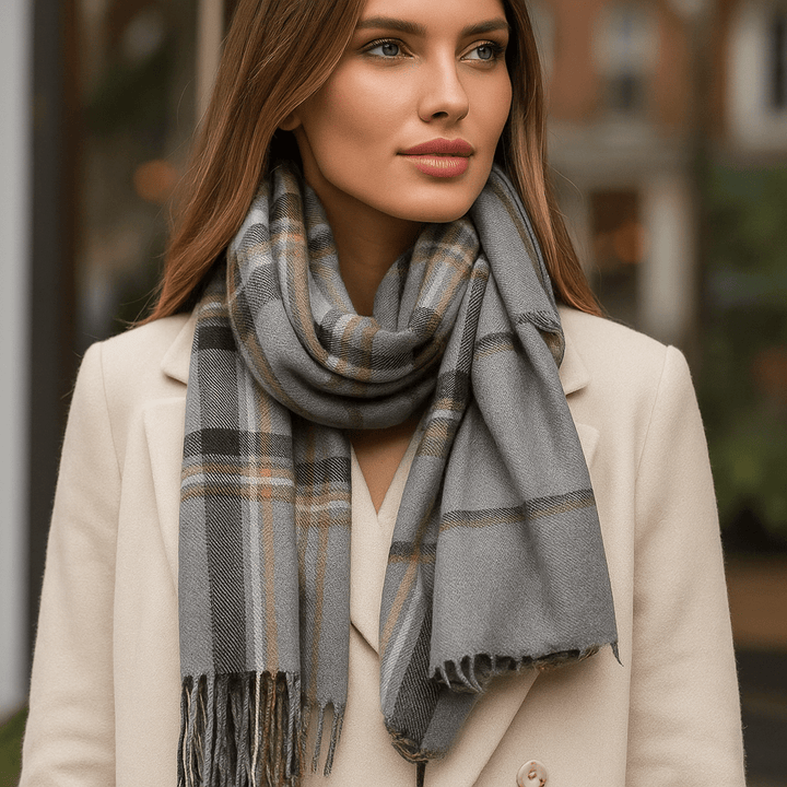 Écharpe d'hiver femme à carreaux, chaude et douce, idéale pour se protéger du froid avec style.