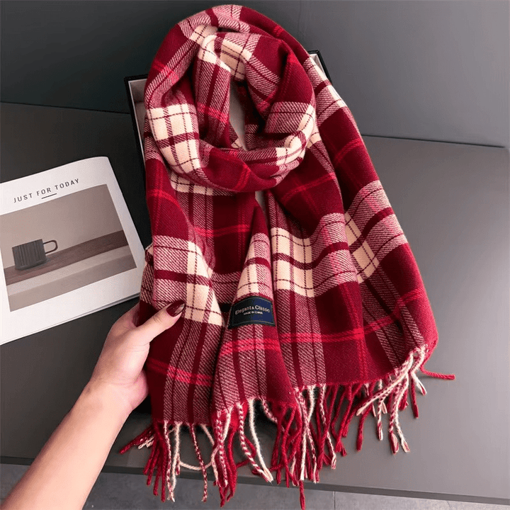 Foulard chic pour femme, idéal pour apporter chaleur et style à votre tenue automnale et hivernale.