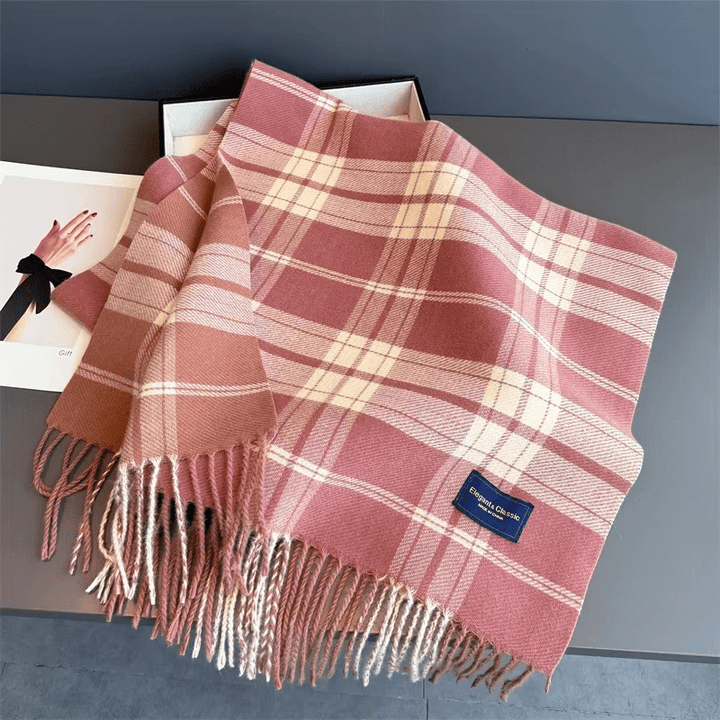 Écharpe d'hiver femme douce au toucher, offrant élégance et confort pour toutes occasions automne/hiver.