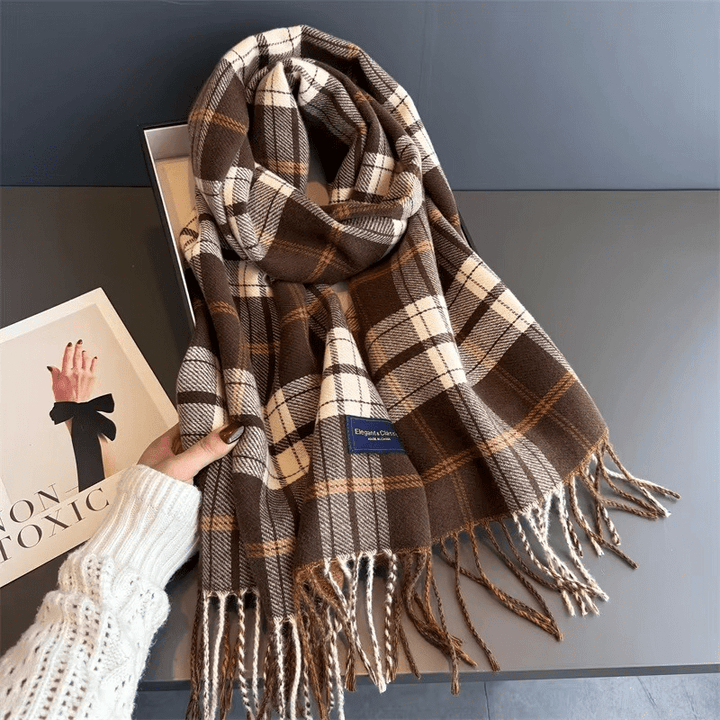 Accessoire mode femme: écharpe douce, chaude et élégante, indispensable pour les journées froides d'automne/hiver.