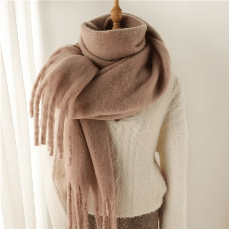 Écharpe femme douce hiver, multicolore avec pompons. Accessoire mode élégant pour chaleur et style.