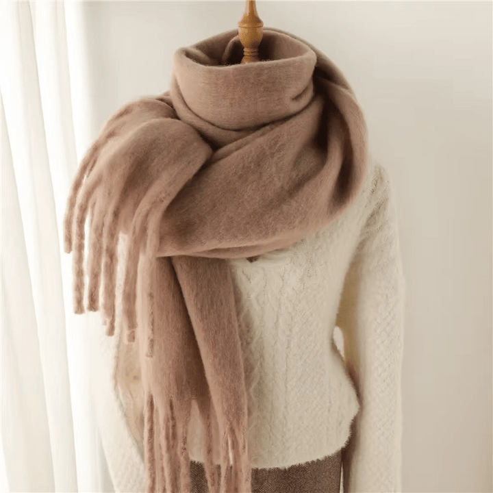 Écharpe femme douce hiver, multicolore avec pompons. Accessoire mode élégant pour chaleur et style.