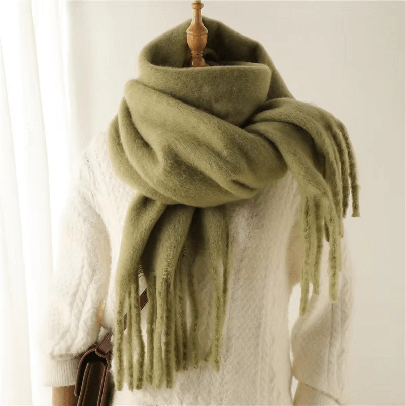 Élégante écharpe femme douce à pompons. Multicolore, chaude, accessoire mode parfait pour l'hiver.