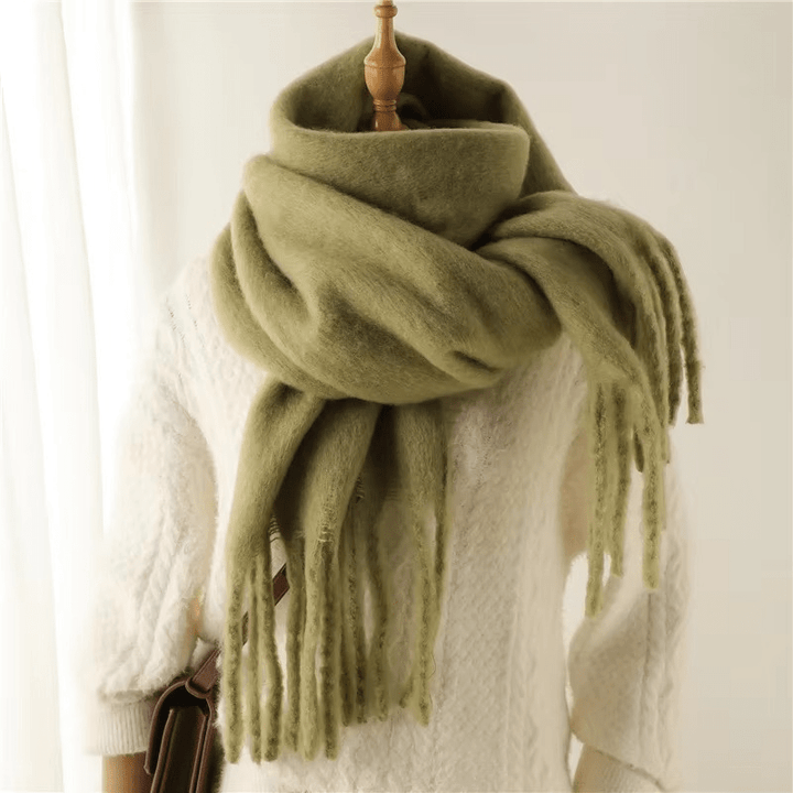 Élégante écharpe femme douce à pompons. Multicolore, chaude, accessoire mode parfait pour l'hiver.