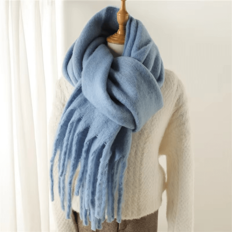 Écharpe femme hiver douce, à pompons. Multicolore et élégante, accessoire mode pour un look chic et chaud.