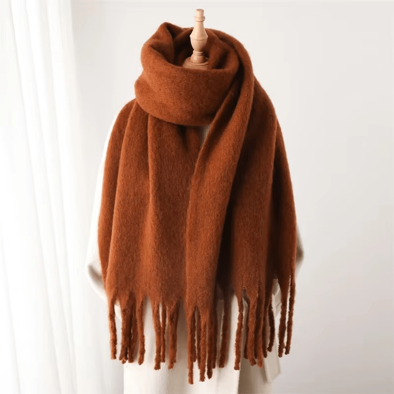 Écharpe femme élégante et chaude pour l'hiver. Douce, multicolore, avec pompons, accessoire mode.