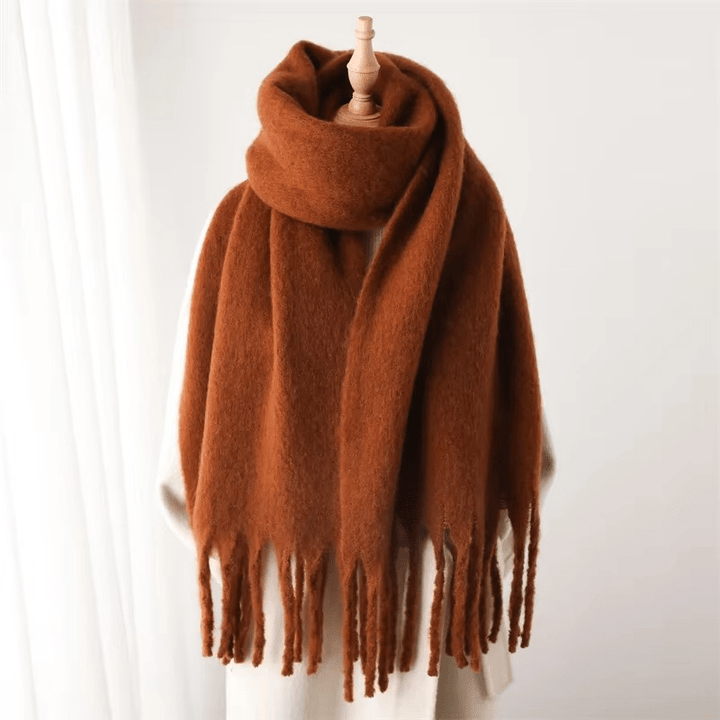 Écharpe femme élégante et chaude pour l'hiver. Douce, multicolore, avec pompons, accessoire mode.