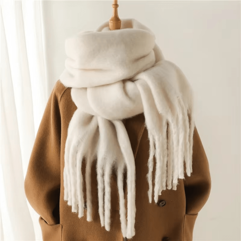 Écharpe élégante femme avec pompons, douce et chaude pour l'hiver. Accessoire mode multicolore.