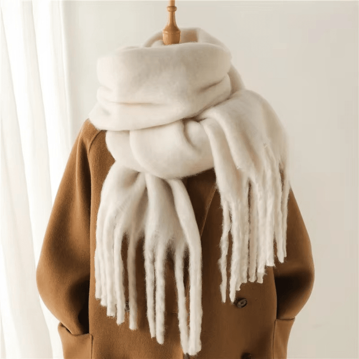 Écharpe élégante femme avec pompons, douce et chaude pour l'hiver. Accessoire mode multicolore.