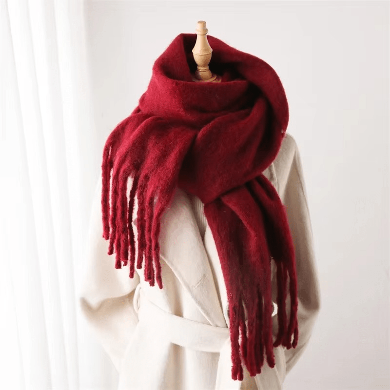 Belle écharpe femme douce à pompons. Idéale pour l'hiver, multicolore et élégante, apporte chaleur.