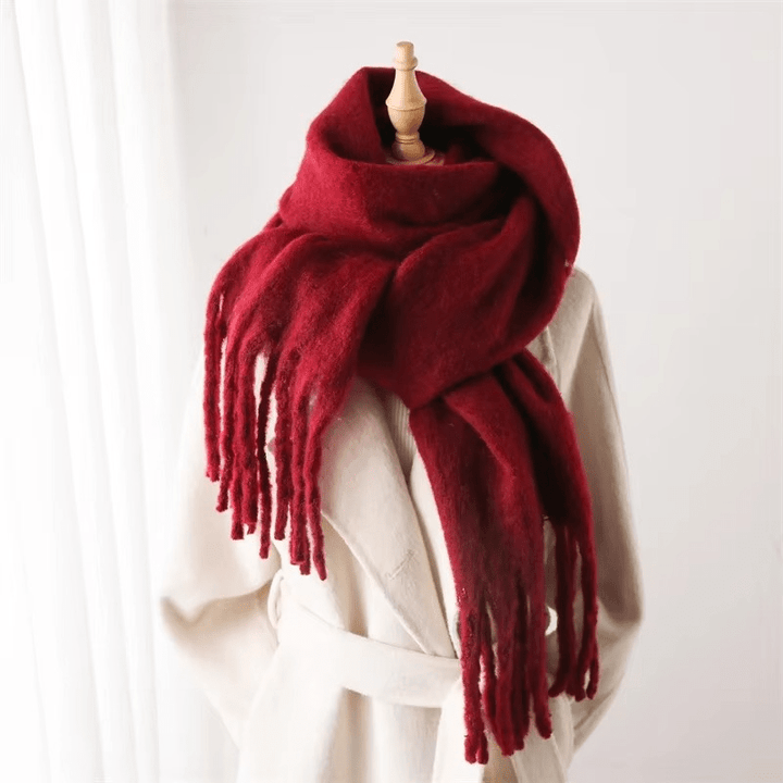 Belle écharpe femme douce à pompons. Idéale pour l'hiver, multicolore et élégante, apporte chaleur.