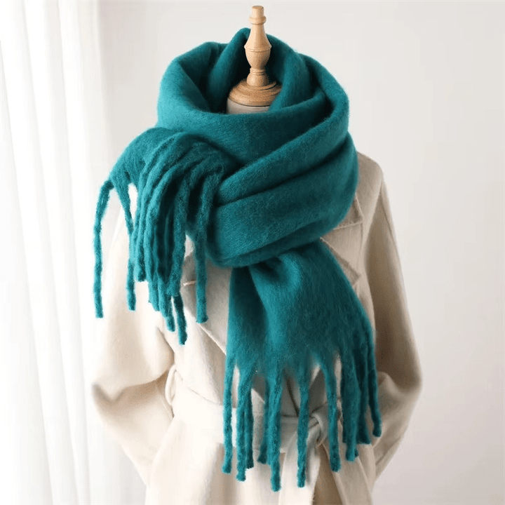 Écharpe hiver élégante femme, douce et chaude, avec pompons. Accessoire mode multicolore pour le froid.