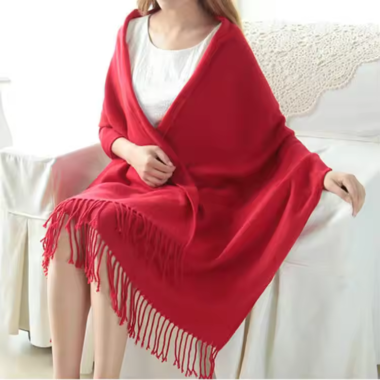 Écharpe femme ultra-douce, parfaite pour apporter chaleur et confort à votre tenue hivernale élégante.