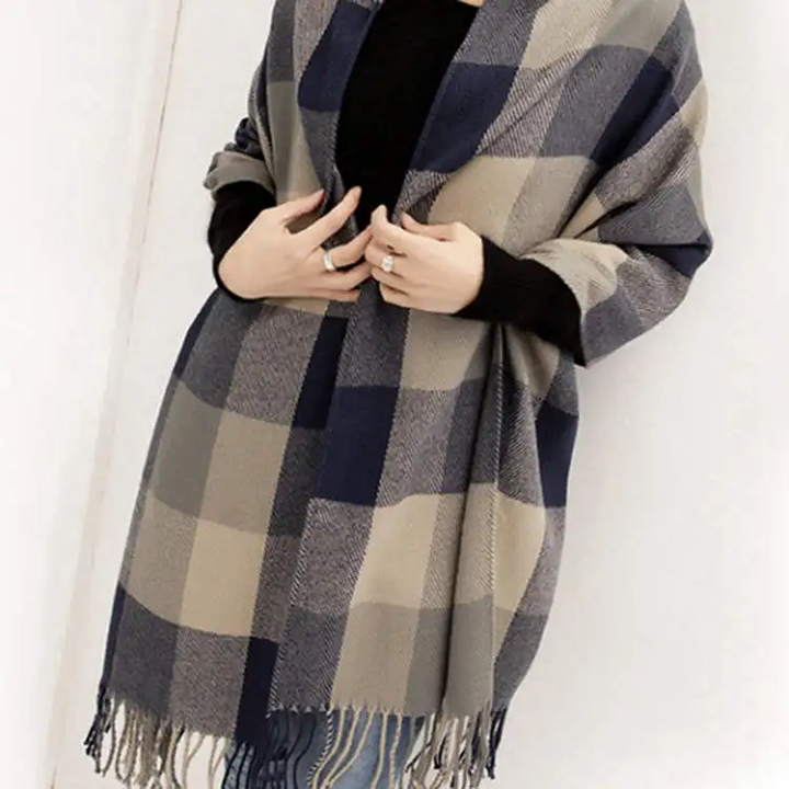 Écharpe femme hiver : accessoire chaud et tendance, conçu pour la douceur et l'élégance en toute occasion.