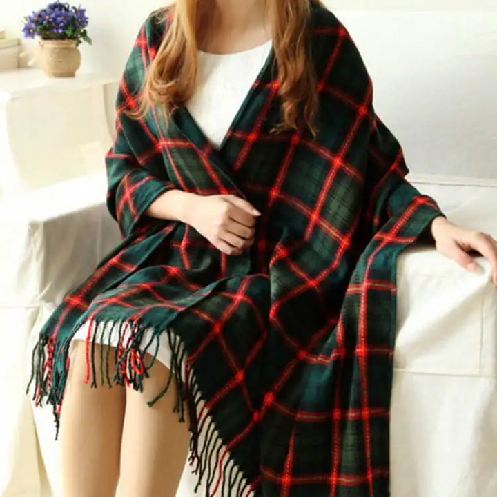 Écharpe élégante pour femme, en matière douce, parfaite pour accessoiriser avec goût et se protéger du froid.