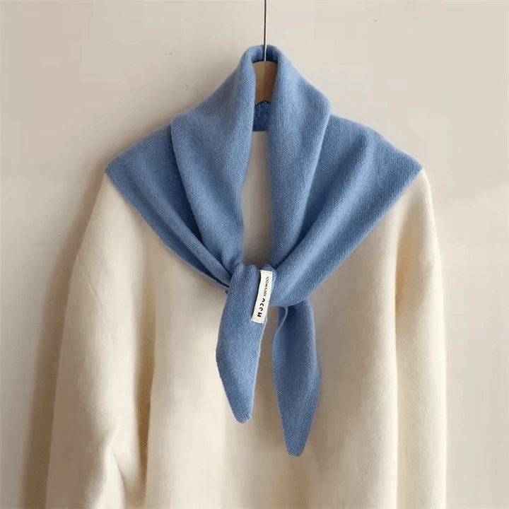 Foulard mode femme, écharpe triangulaire confortable et élégante, accessoire chaud pour l'hiver.