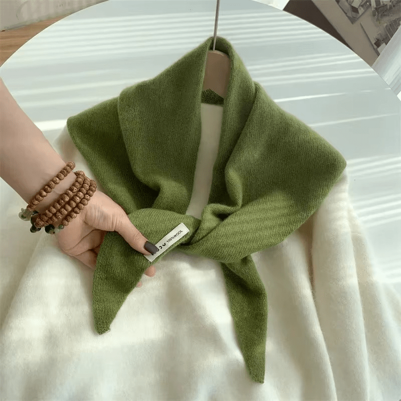 Écharpe femme chaude, foulard triangulaire multicouleur et chic, accessoire élégant pour la mode hivernale.