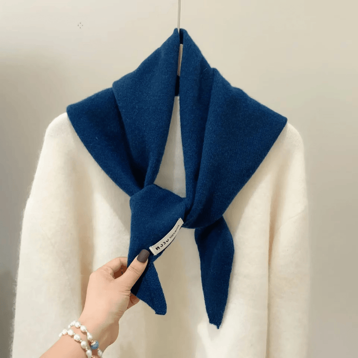 Écharpe mode triangulaire femme, foulard chic et doux, accessoire multicouleur idéal pour l'hiver.